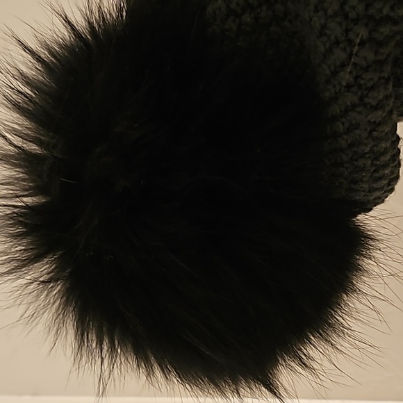 Merino Wool touque with faux fur pom pom - Picture 2 of 6